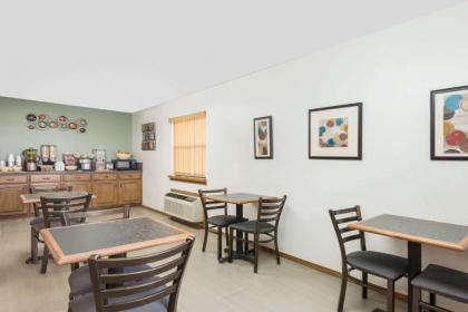 Knights Inn - Slaton - image 7