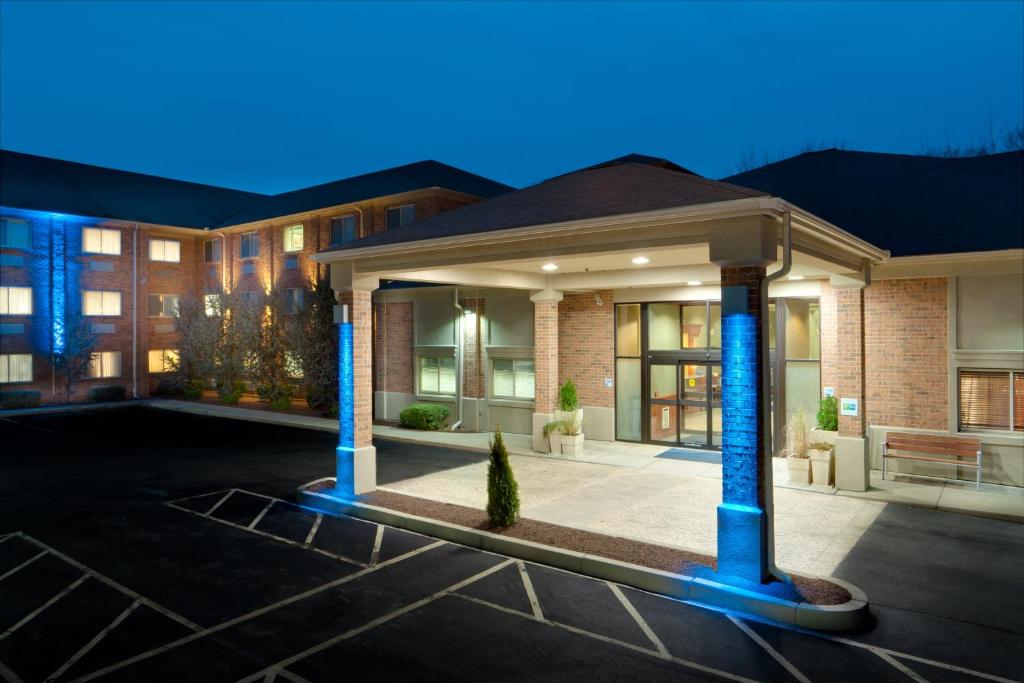 Holiday Inn Express & Suites Smithfield - Providence an IHG Hotel - main image