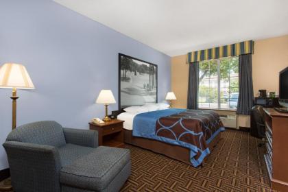 Super 8 by Wyndham Smithfield - image 5