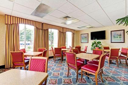 Super 8 by Wyndham Smithfield - image 8