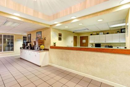 Super 8 by Wyndham Smithfield - image 9