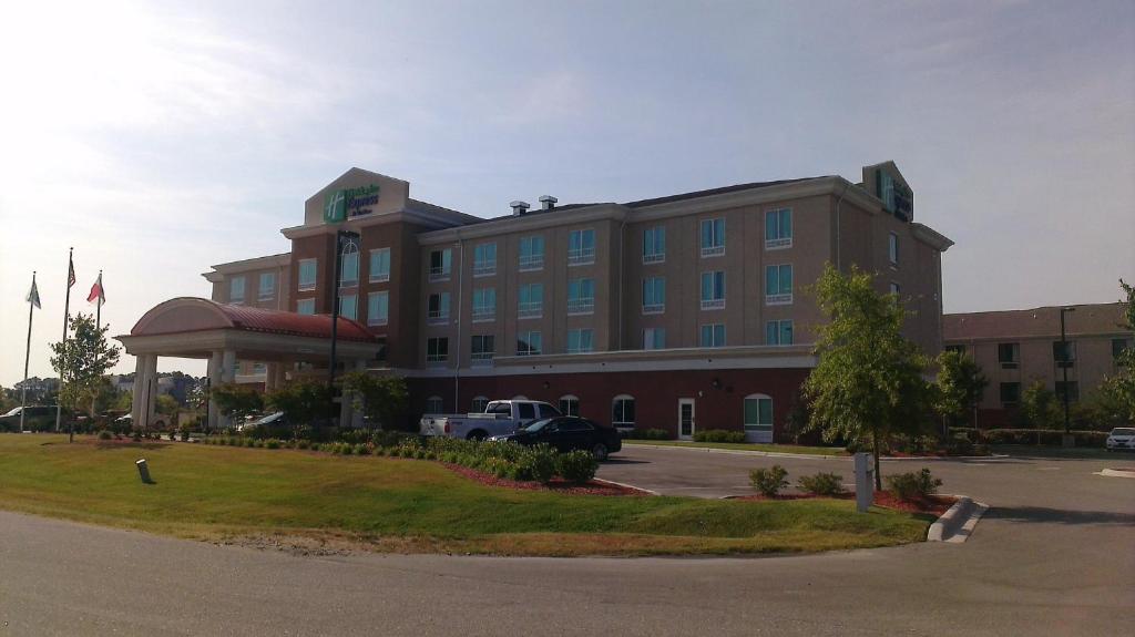 Holiday Inn Express & Suites - Smithfield/Selma an IHG Hotel - image 2