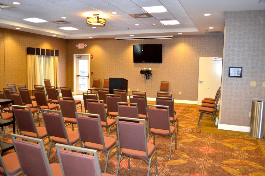Holiday Inn Express & Suites - Smithfield/Selma an IHG Hotel - image 4