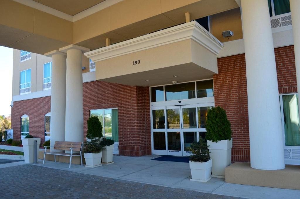 Holiday Inn Express & Suites - Smithfield/Selma an IHG Hotel - image 6