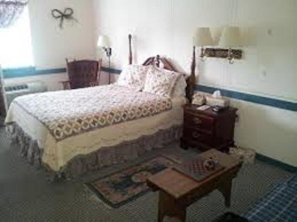 Country Living Inn - image 2