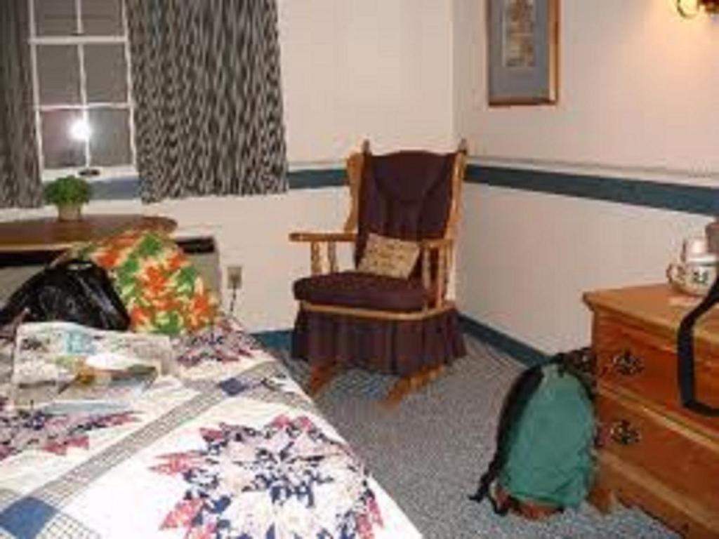 Country Living Inn - image 4