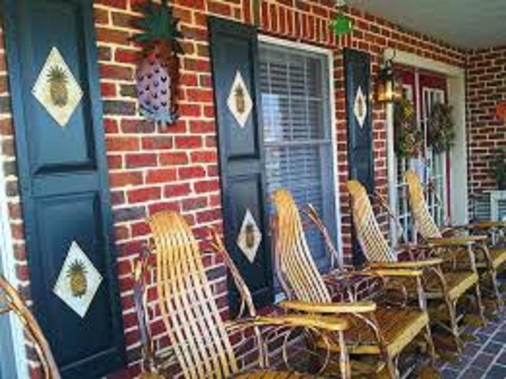Country Living Inn - image 6