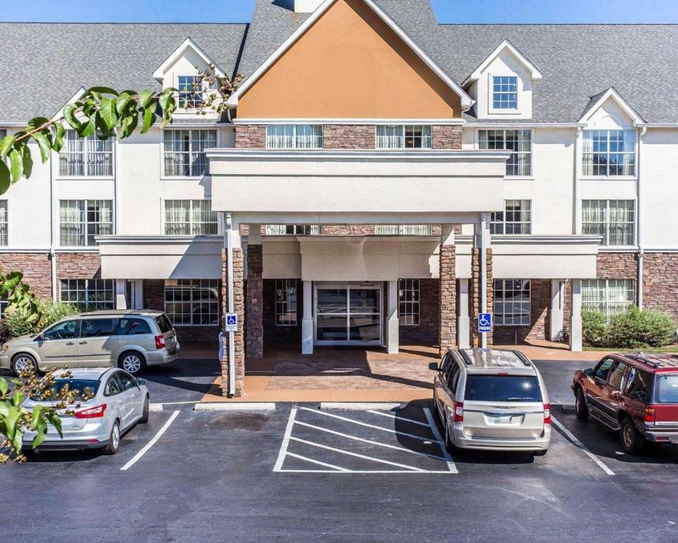 Comfort Inn & Suites Ballpark Area - main image