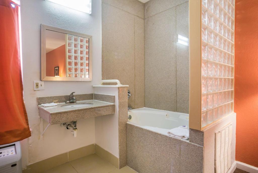 Budgetel Inns & Suites - Atlanta Galleria Stadium - image 2