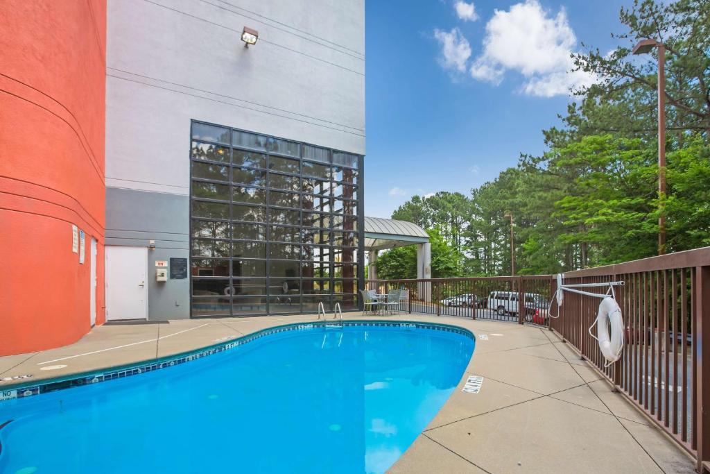 Budgetel Inns & Suites - Atlanta Galleria Stadium - image 3