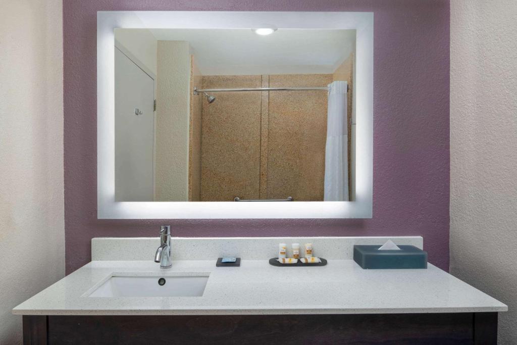 La Quinta by Wyndham Snellville - Stone Mountain - image 5