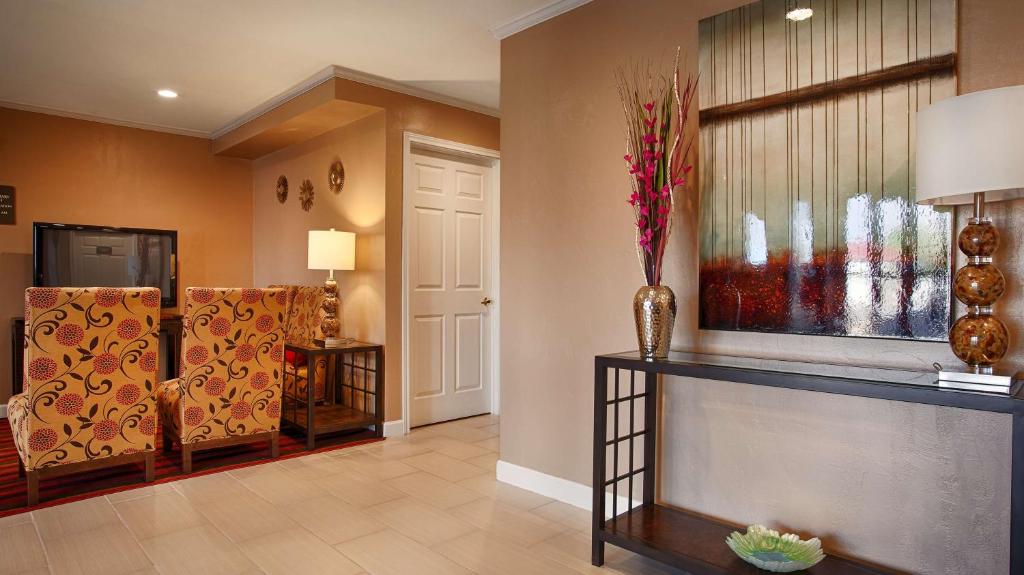 Best Western Snyder Inn - image 6