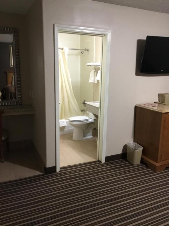 Executive Inn Snyder - image 3