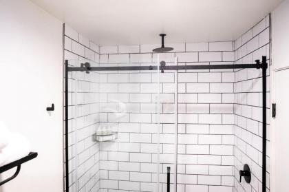 Vinland Hotel and Lounge - image 11