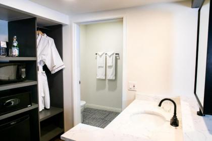 Vinland Hotel and Lounge - image 4