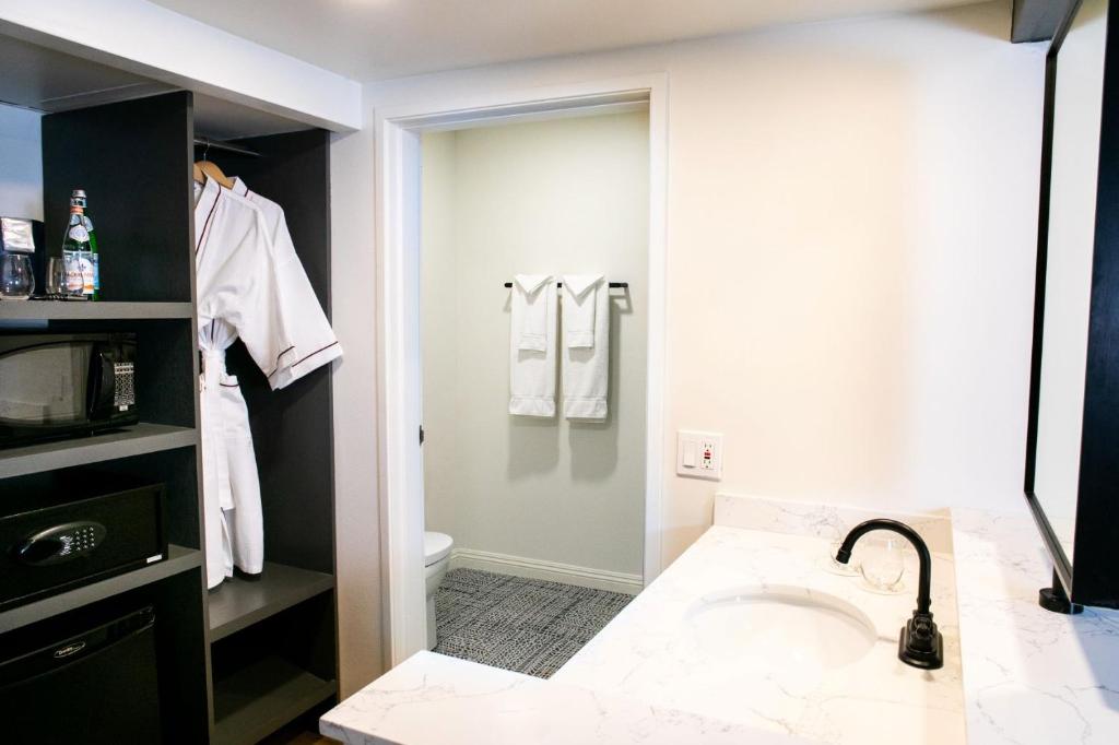 Vinland Hotel and Lounge - image 4