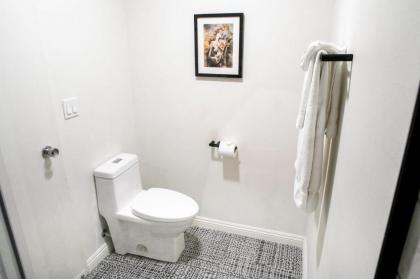 Vinland Hotel and Lounge - image 5