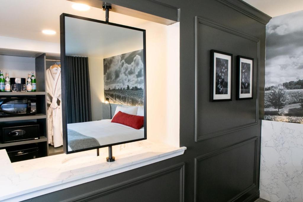 Vinland Hotel and Lounge - image 6