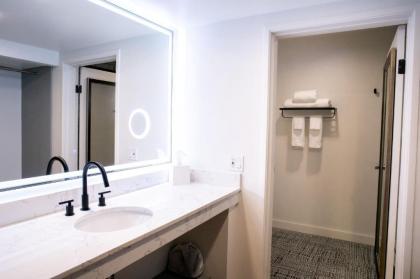 Vinland Hotel and Lounge - image 8