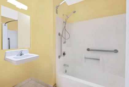Super 8 by Wyndham Somerset - image 3