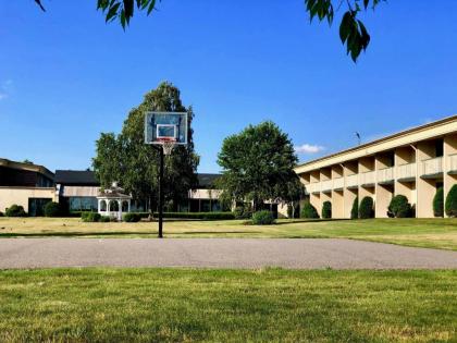 Riverview Inn & Suites - image 2
