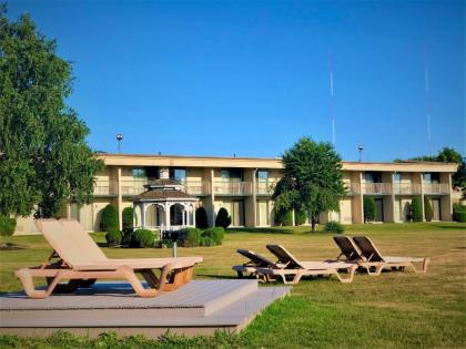 Riverview Inn & Suites - image 3