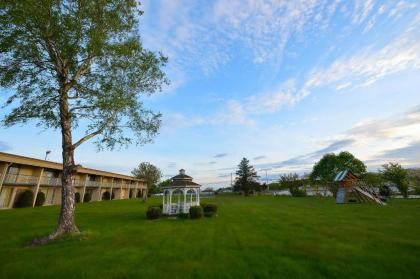 Riverview Inn & Suites - image 4