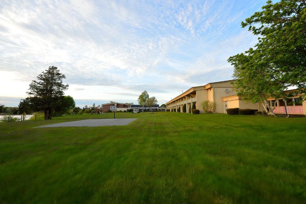 Riverview Inn & Suites - image 6
