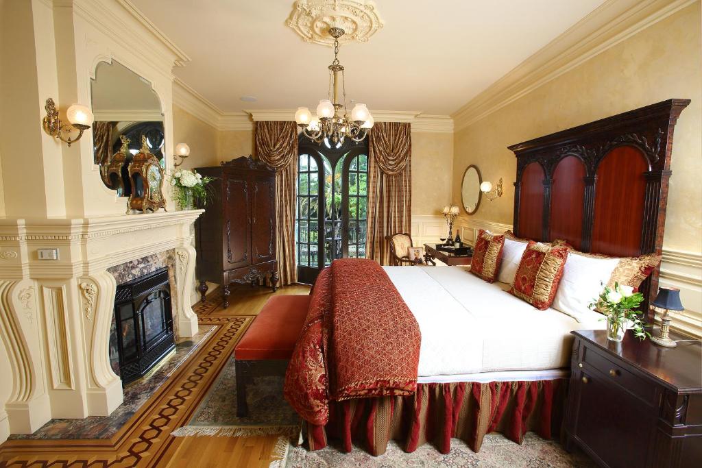 Ledson Hotel & Zina Lounge - image 3