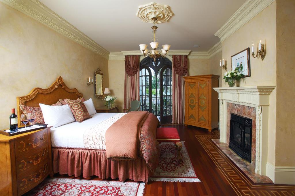 Ledson Hotel & Zina Lounge - image 4