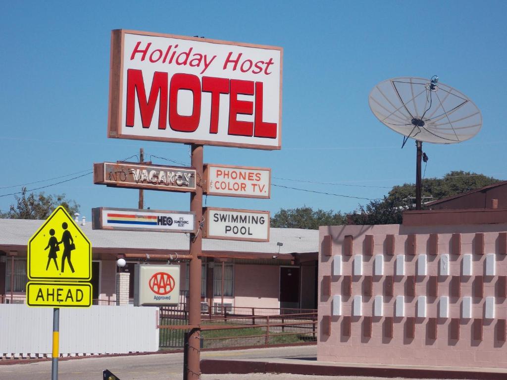 Holiday Host Motel - main image