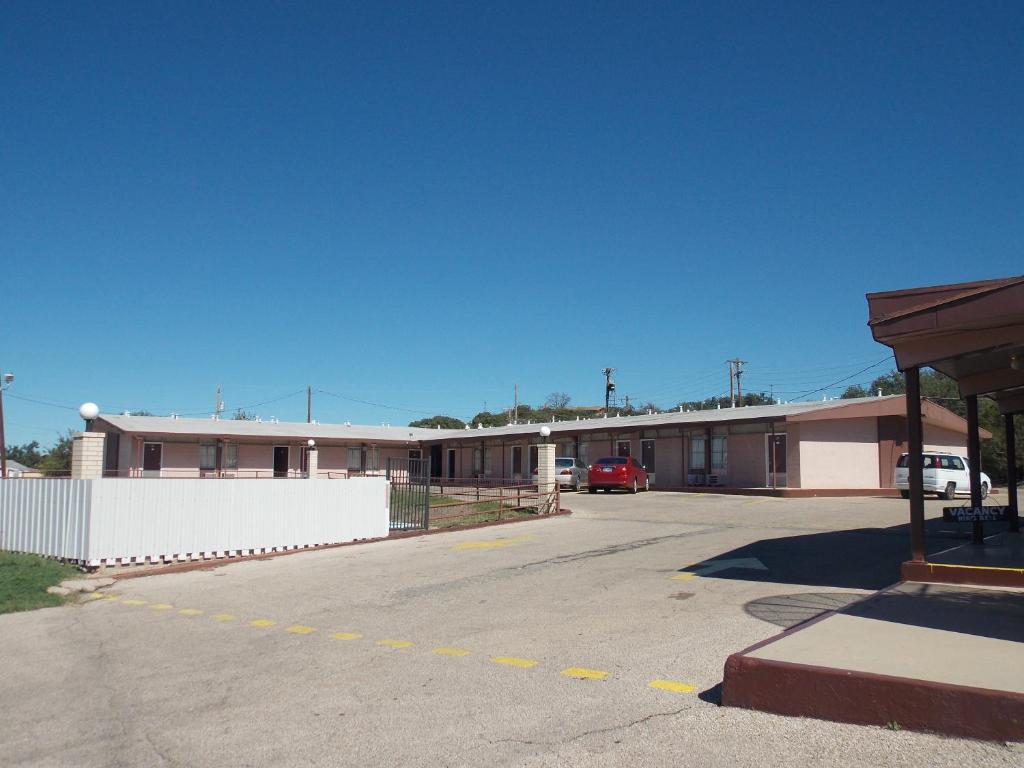 Holiday Host Motel - image 2