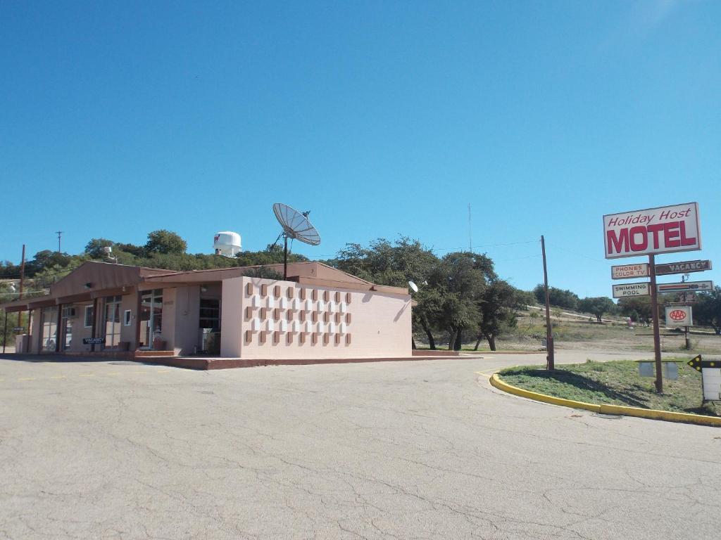 Holiday Host Motel - image 3