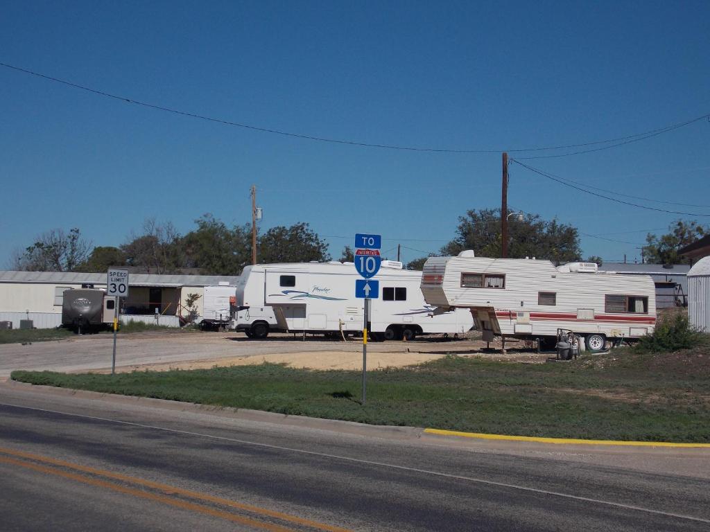 Holiday Host Motel - image 4