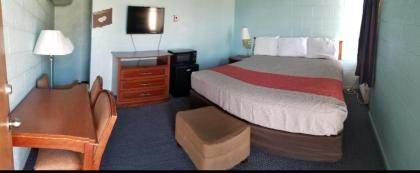 Holiday Host Motel - image 7