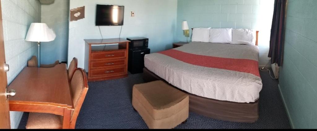 Holiday Host Motel - image 7