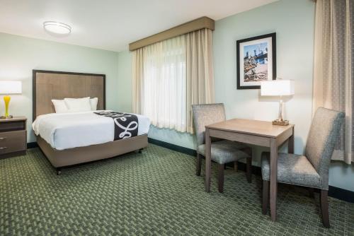 La Quinta by Wyndham Newport - image 2
