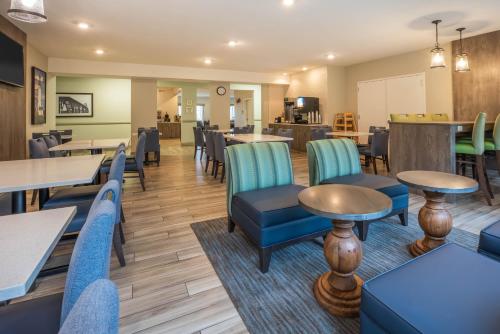 La Quinta by Wyndham Newport - image 4