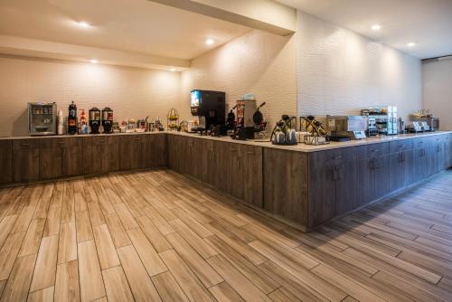 La Quinta by Wyndham Newport - image 5