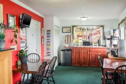 Econo Lodge Newport - image 3
