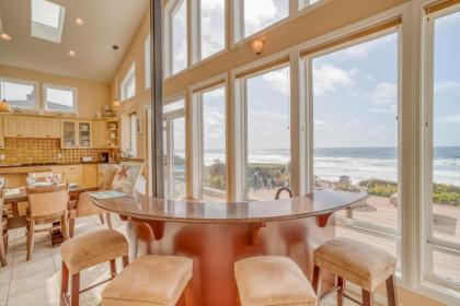The Ocean Lounge - image 10