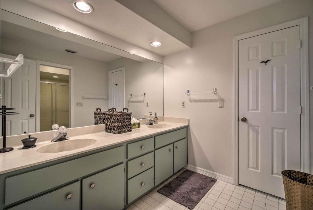 Vero Beach Pet-Friendly Home 1 Mi To Beach! - image 4