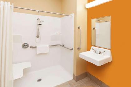 Microtel by Wyndham South Bend Notre Dame University - image 14