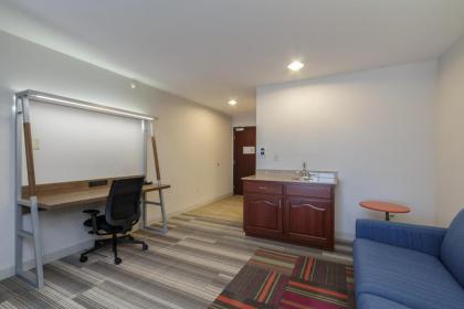 Holiday Inn Express & Suites - South Bend - Notre Dame Univ. - image 9