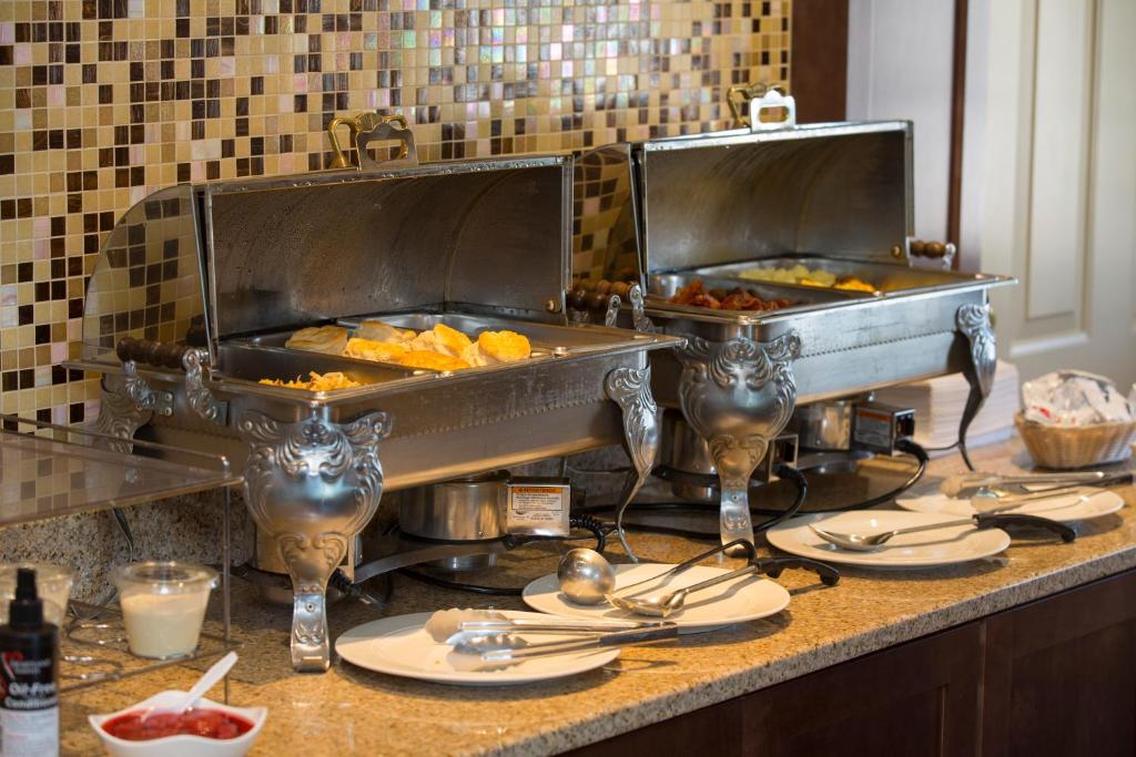 Ivy Court Inn and Suites - image 2