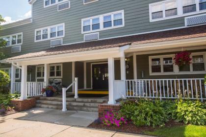 Ivy Court Inn and Suites - image 4