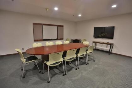 Ivy Court Inn and Suites - image 6
