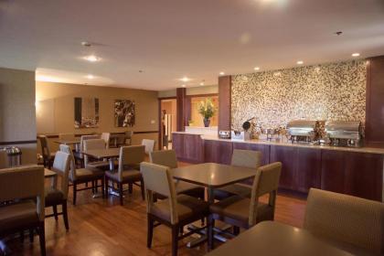 Ivy Court Inn and Suites - image 9