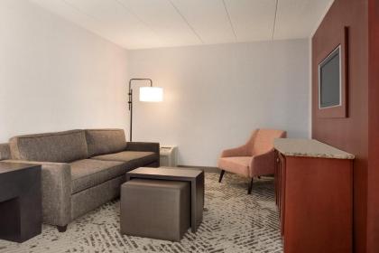 Ramada by Wyndham South Bend - image 13