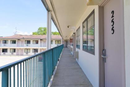 OYO Hotel South Bend - Campus - image 12